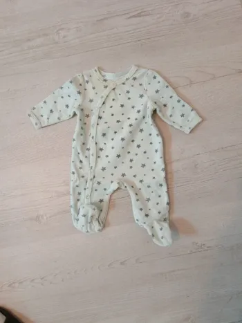 Pyjamas 1 mois bon etat