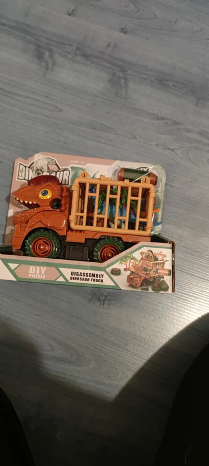 Camion dinosaure à démantelé orange neuf 3 ans