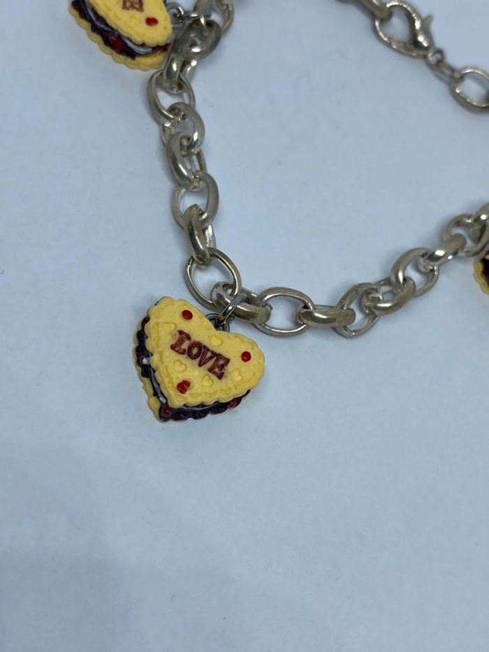 Bracelet fantaisie avec 3 gâteaux en forme de Coeur, et noté Love sur une face. - photo numéro 3