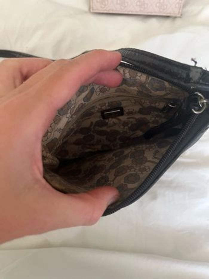 Sac bandoulière + porte feuille porte monnaie Guess noir et rose - photo numéro 7