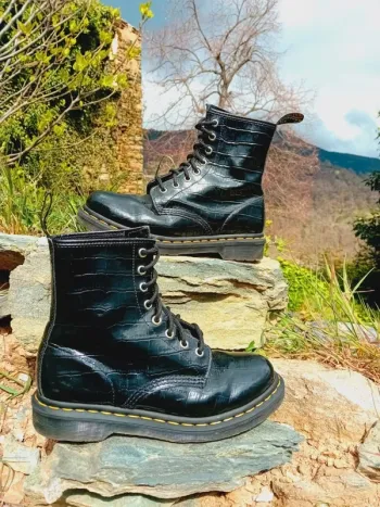 Dr. Martens vernis noir effet croco 🐊 38