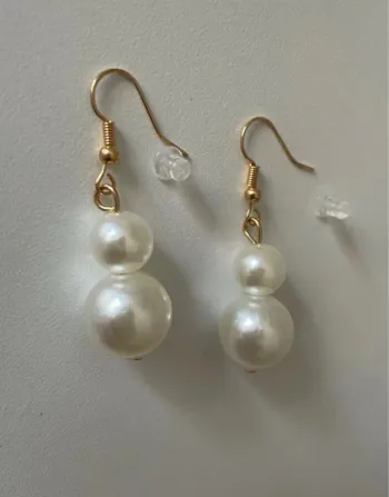 Boucle d’oreille perle artificielle du groupe MaxMara