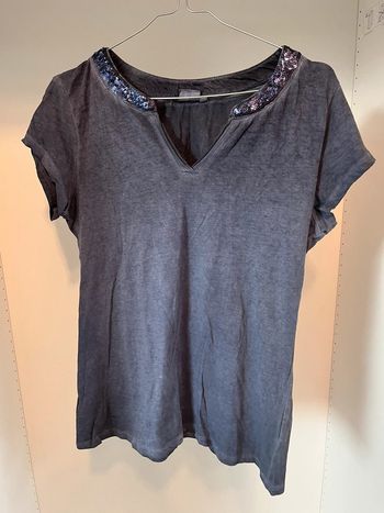 Teeshirt à paillettes sur le col