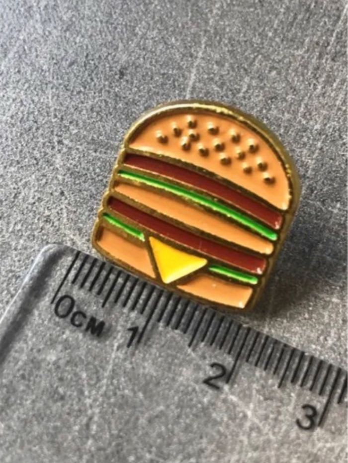 représente un sandwich big mac de McDonald’s en pin’s métal - photo numéro 4