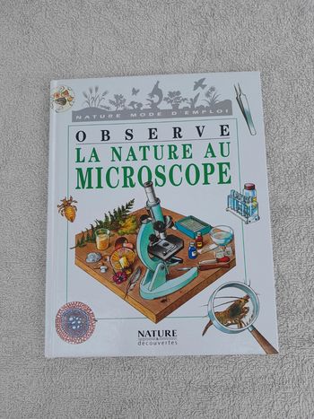 Livre observe la nature au microscope