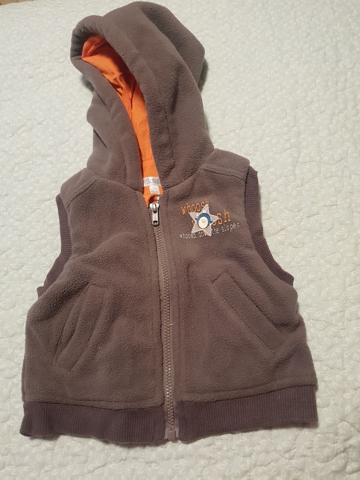 Gilet capuche sans manche.