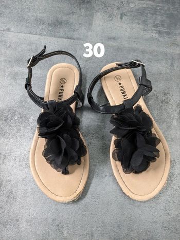 Sandales entredoigts noires avec empiècements fleurs Pointure 30