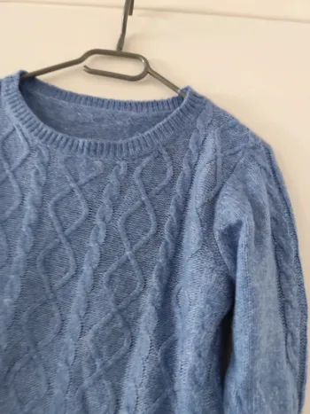 Pull torsadé bleu