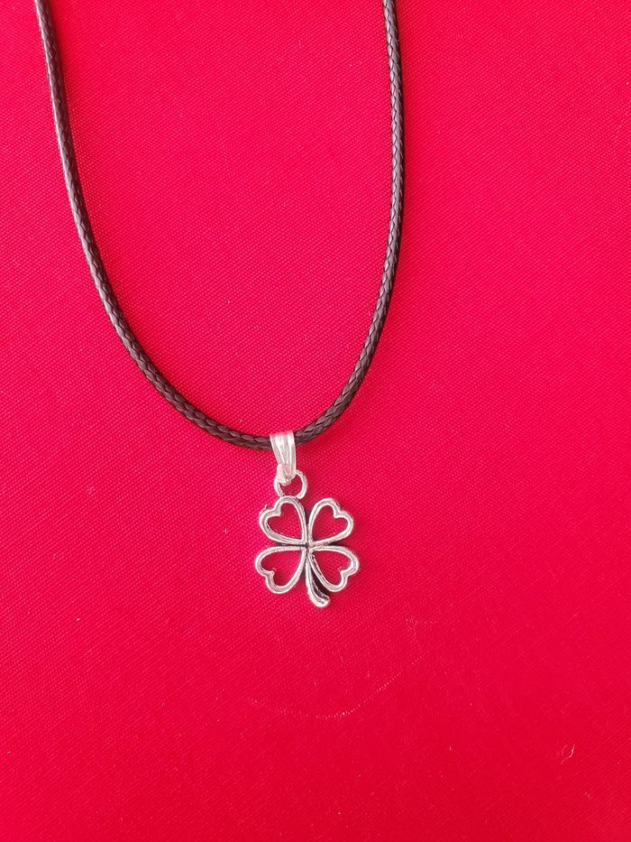 Collier cordon noir réglable trefle a quatres feuilles