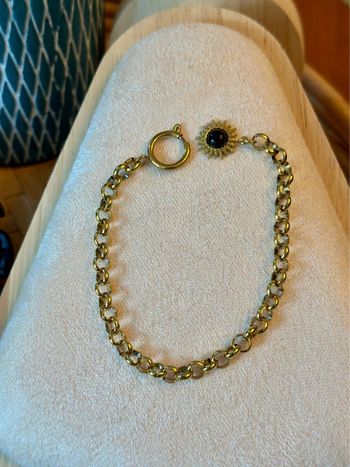 Bracelet doré en acier inoxydable – motif soleil avec pierre noire