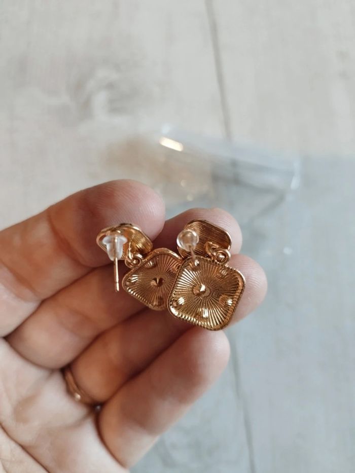 Très jolie paire de boucles d'oreilles dorées et mauves neuves - photo numéro 3