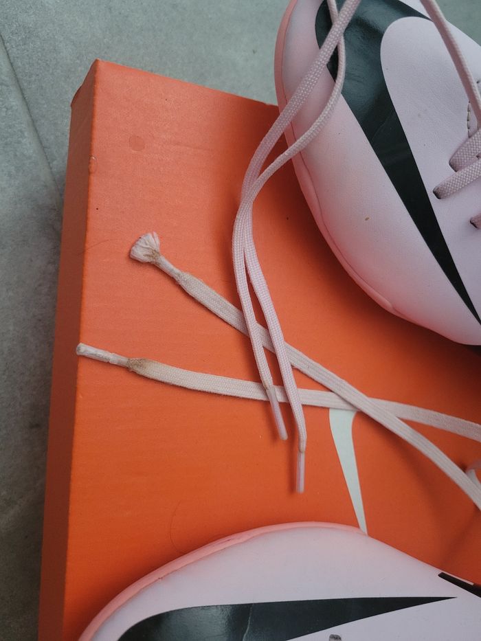 Chaussures de foot Nike T.36 - photo numéro 4