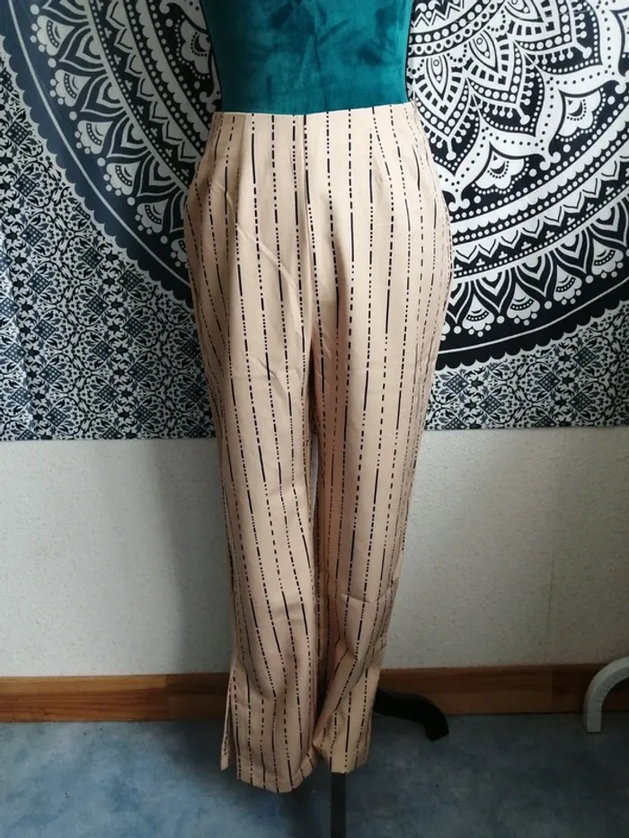 Pantalon droit fluide beige rayé noir fentes et fermeture sur le côté / shein / (S)