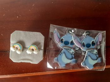 Boucles d'oreilles stitch et arc en ciel
