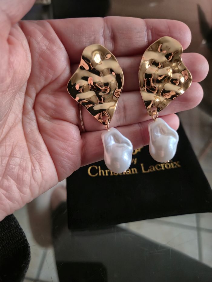 Boucles d'oreilles dorées et perles blanche synthétiques cxl by Christian Lacroix - photo numéro 2