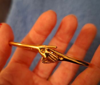 Bracelet doré mains