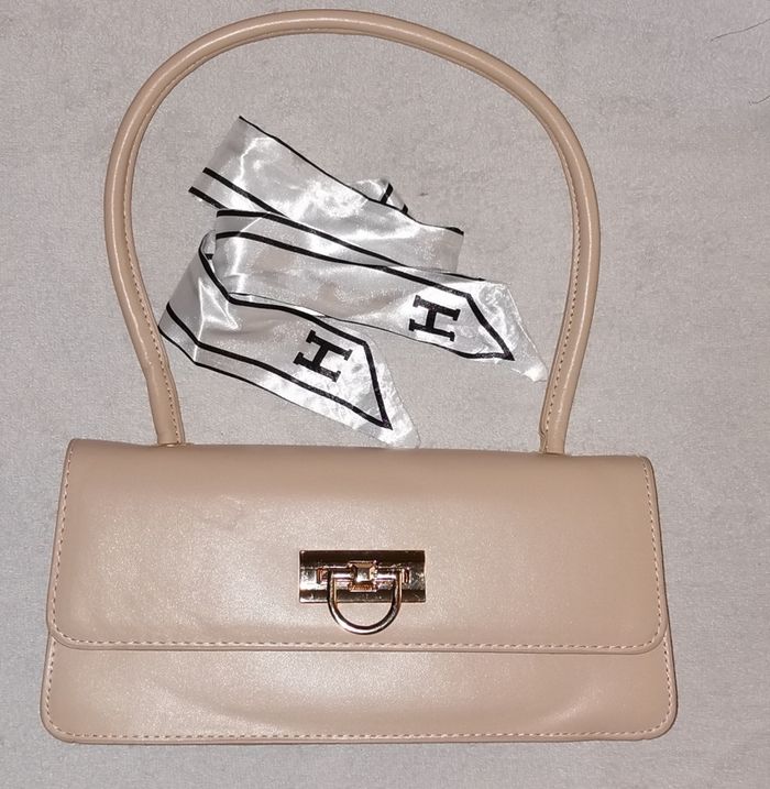 Lots de sac à main. Plusieurs formes et Plusieurs couleurs. Vente a l'unité ou en lots.