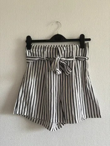 Short blanc et noir rayé