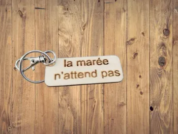 Porte-clés bois gravé  "La marée n’attend pas"