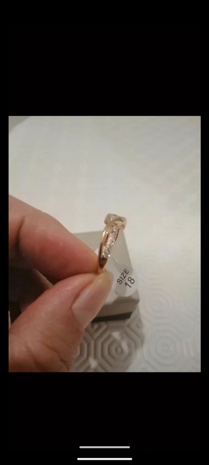 Belle bague Gioyes plaquée or 24 carats sertis de zirconiums. - photo numéro 3
