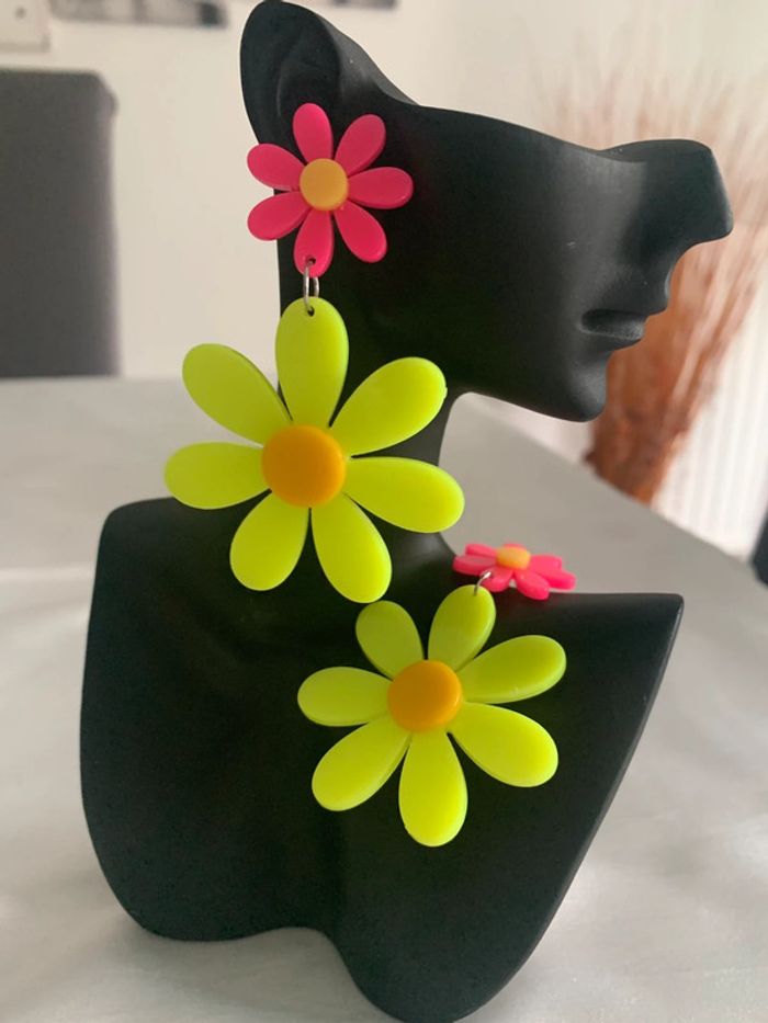 Grandes boucles d’oreilles xxl fleur rose et jaune fluo - photo numéro 3