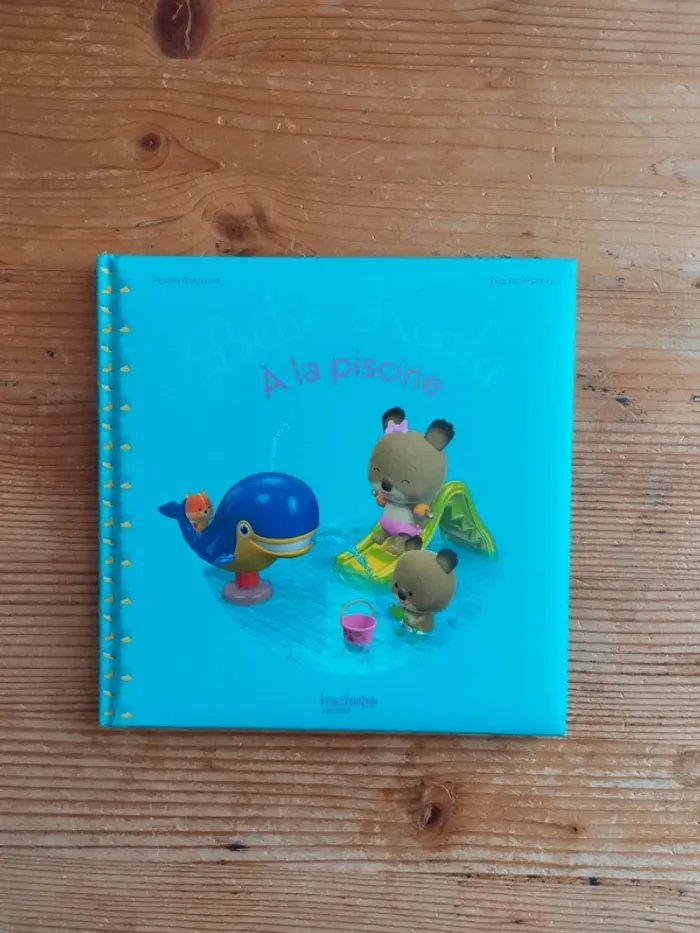 Livre bébé 1 an – Bébé Koala à la piscine – Hachette enfants