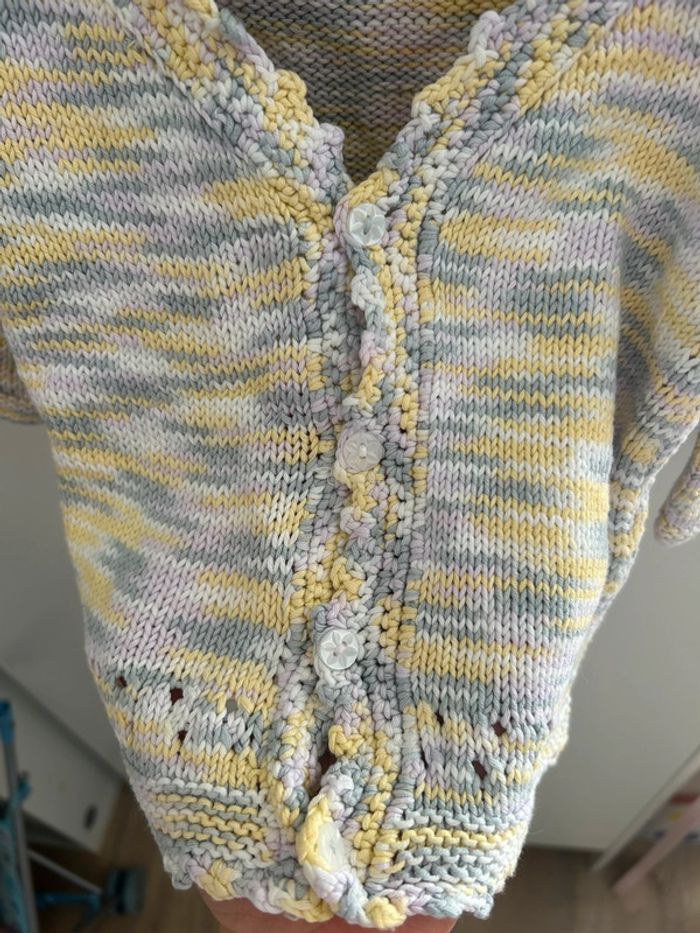 Gilet fait main couleurs pastels - photo numéro 2