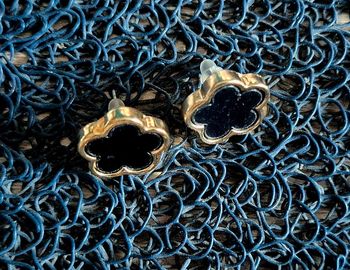 Boucles d'oreilles Puces de couleur noire et dorée, forme fleur de trèfle