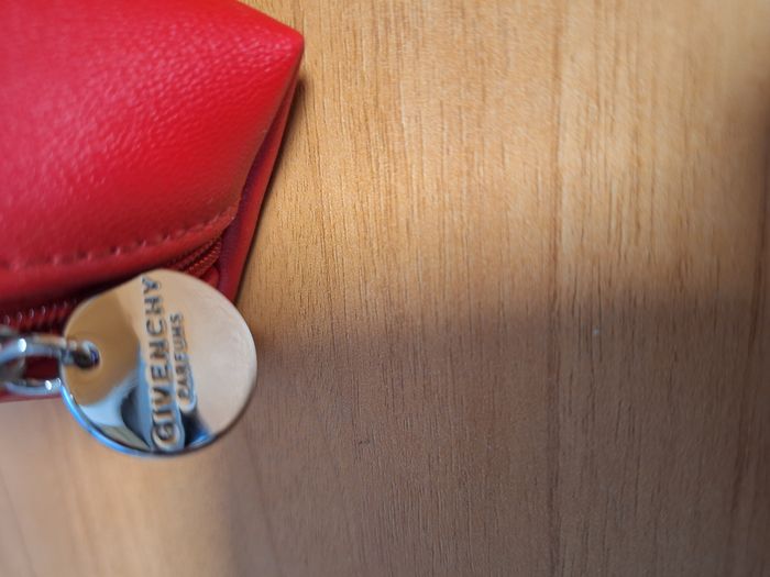 NEUF ! POCHETTE ROUGE DEMI-CERCLE GIVENCHY - photo numéro 3