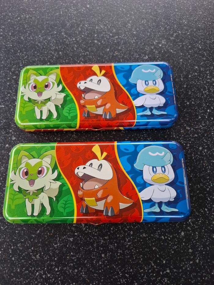 🟡 Boîtes Pokémon en métal Pikachu & Starters Paldea (vides) - photo numéro 2