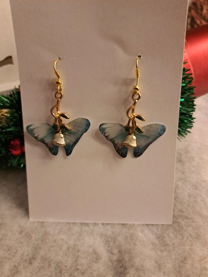 Boucles d'oreilles pendante papillon avec rose éternel - photo numéro 3