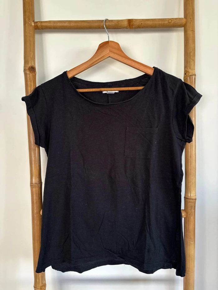 T-shirt noir avec petite poche