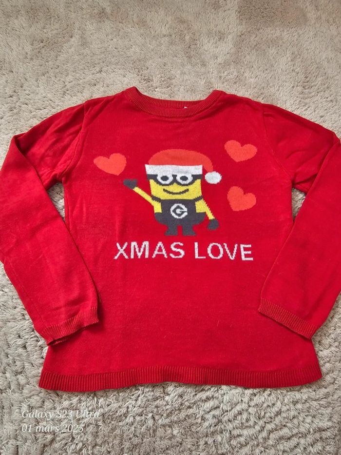 Pull minions de Noël rouge 8 ans comme neuf