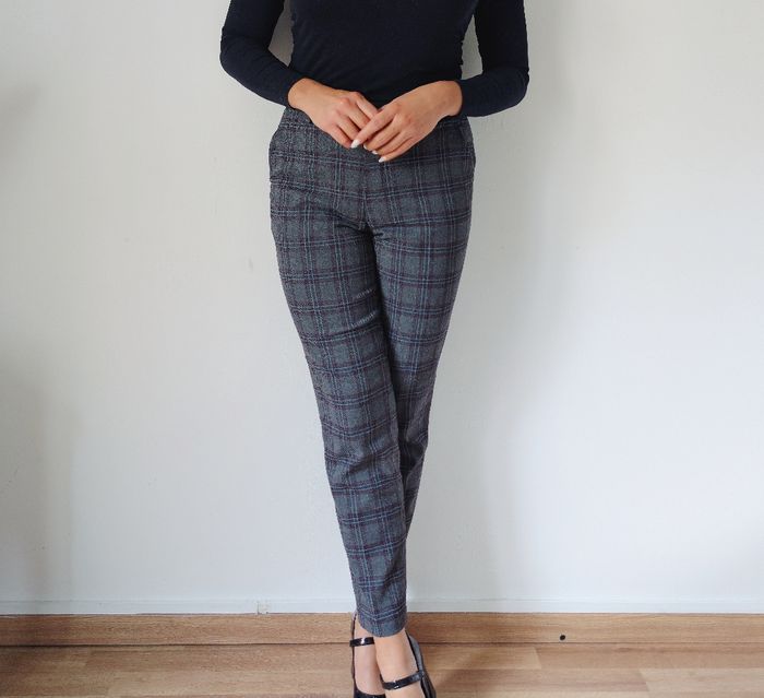 Pantalon droit ajusté gris à carreaux style old school tendance automnal. Taille élastique, 60-63cm matière type lainage. Marque Uniqlo Taille 34 XS
Très bon état - photo numéro 2