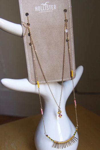 Neuf & étiqueté, collier double Hollister en métal doré avec perles colorées