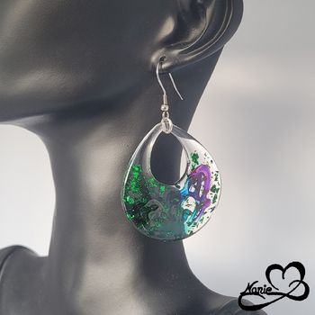 Boucles d'oreilles transparentes avec des papillons colorés et des feuilles vertes