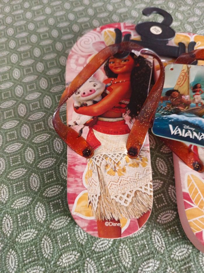 Paire de claquettes neuves Vaiana taille 31/32 - photo numéro 2