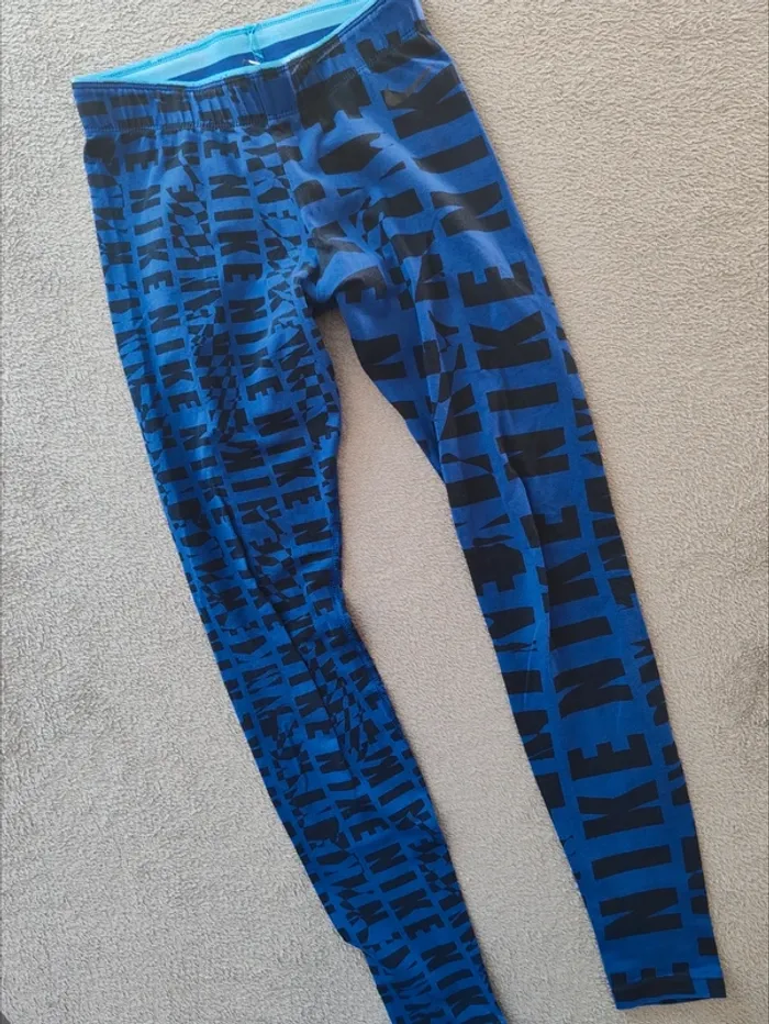 Legging Nike All-Over Logo bleu varsity XS – Très bon état