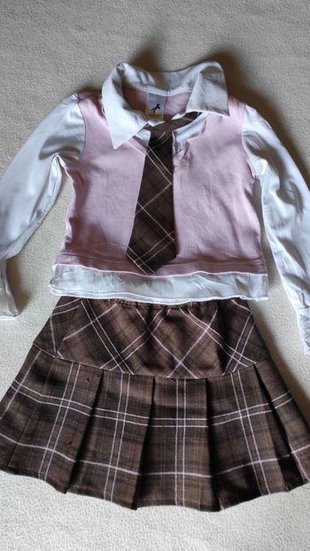 Ensemble jupe écossaise et chemisier cravate