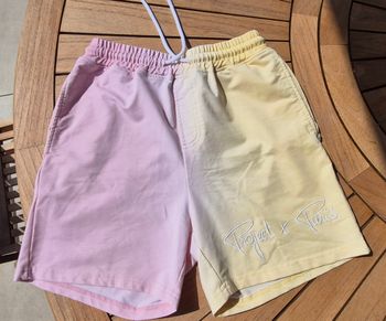 Short jaune et rose