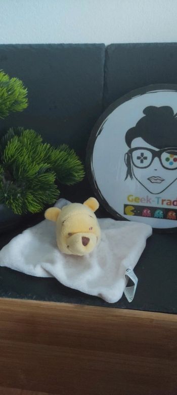 petit doudou winnie l'ourson the pooh jaune beige Disney nicotoy marron