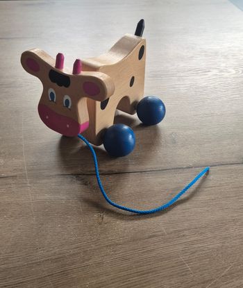 Vache en bois à tirer