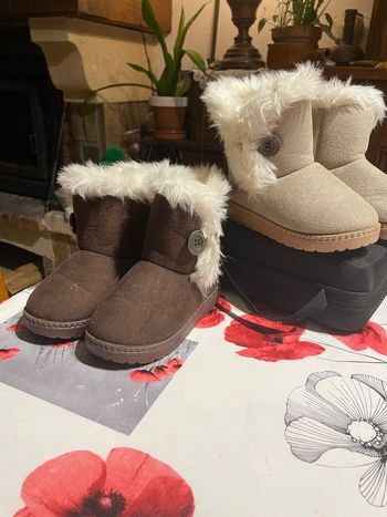 Vends bottines en daim de petit jumeaux 
