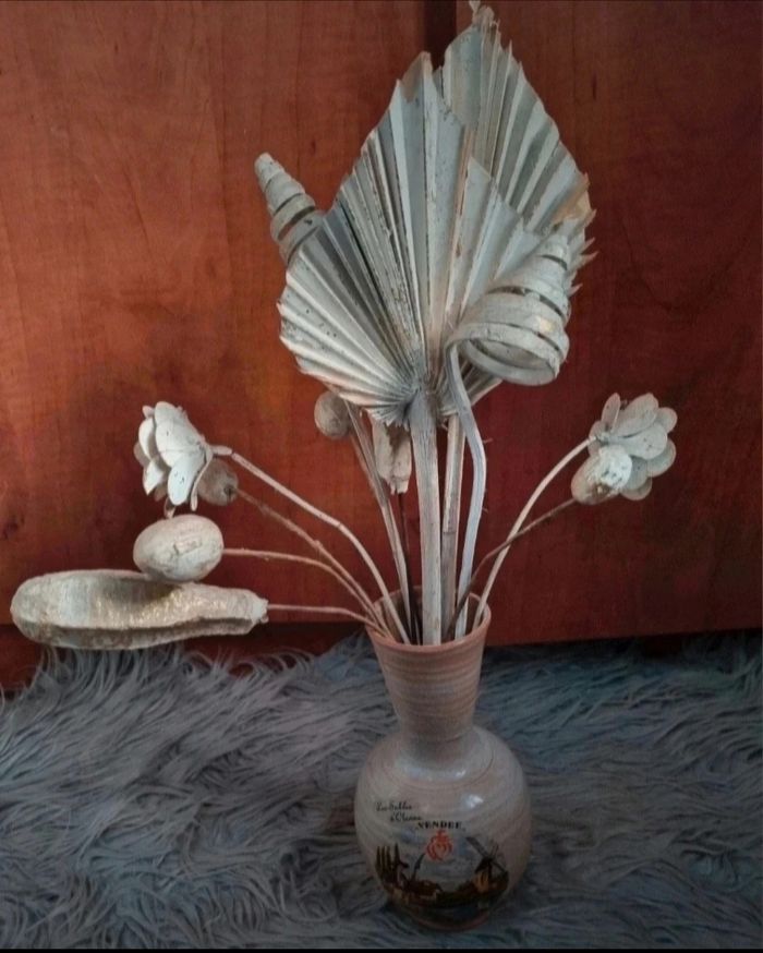 Vase (Les Sables d'Olonne Vendée) avec fausse fleurs vintage