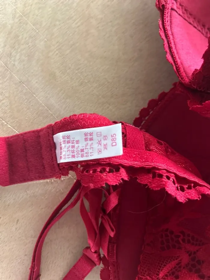 Soutien-gorge rouge - photo numéro 8