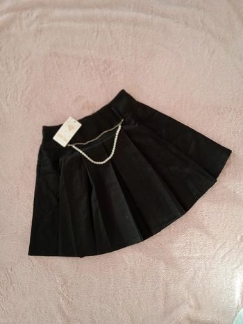 Jupe plissée noire avec bijou