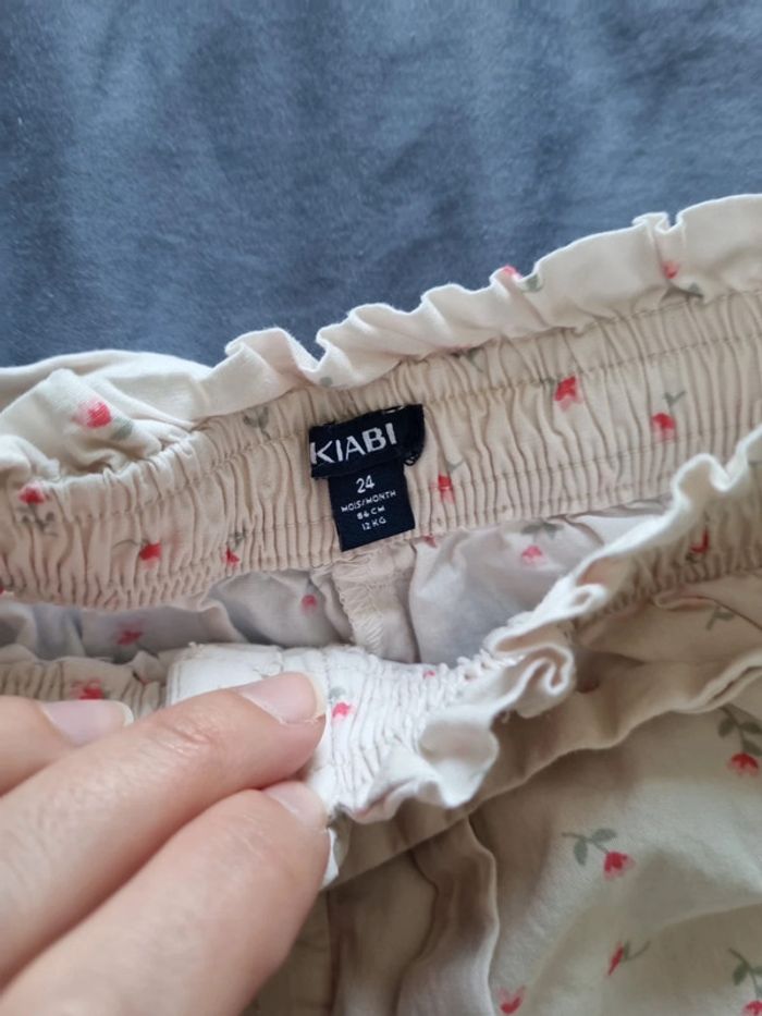 Short bébé fille 24 mois kiabi crème fleurs roses très bon état - photo numéro 2