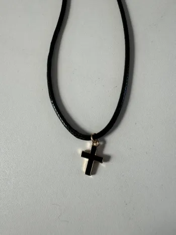 Collier cordon noir avec croix