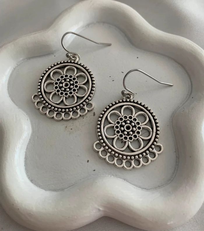 Boucles d’oreilles bohémiennes fleur argentée - photo numéro 2