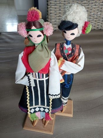 Poupées artisanales bulgares vintage 